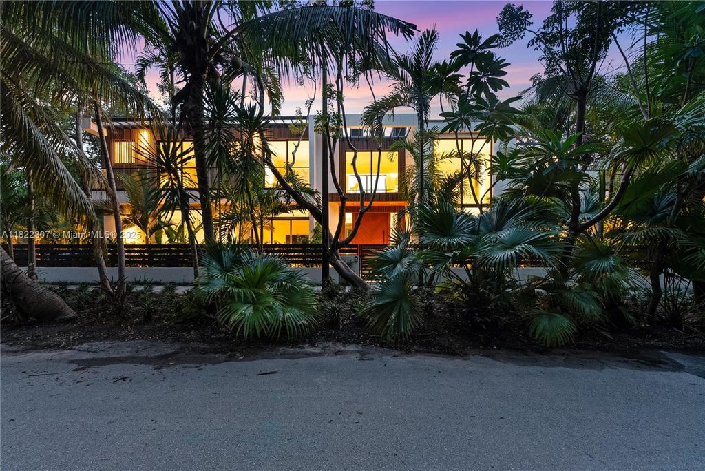 Luxury 7-bedroom villa for sale in Miami, Florida